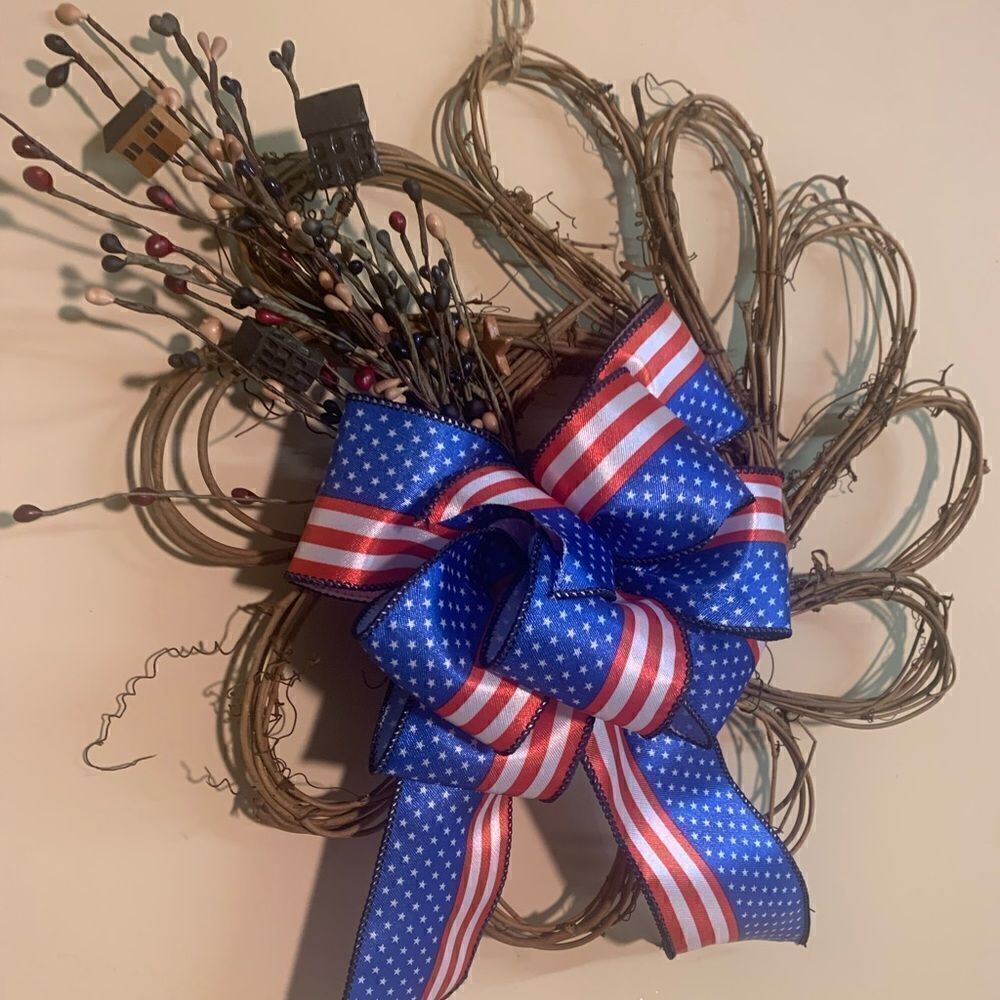 Rustic patriotic grapevine piece. Inv 265
